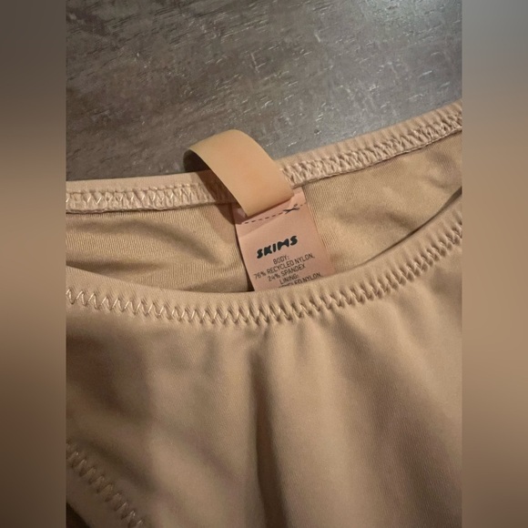SKIMS Classic Tan Bikini Set - Picture 5 of 6